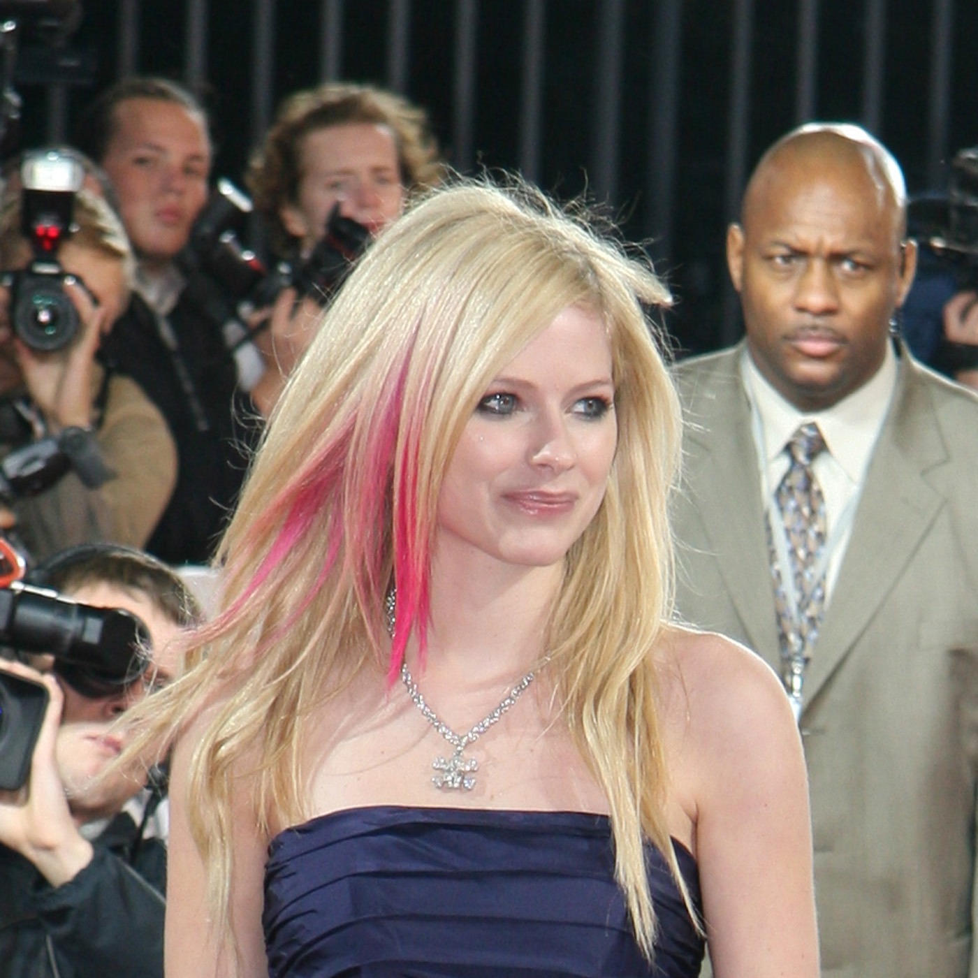 Complicated: Avril Lavigne отказалась ехать в Россию из-за клещей episode artwork