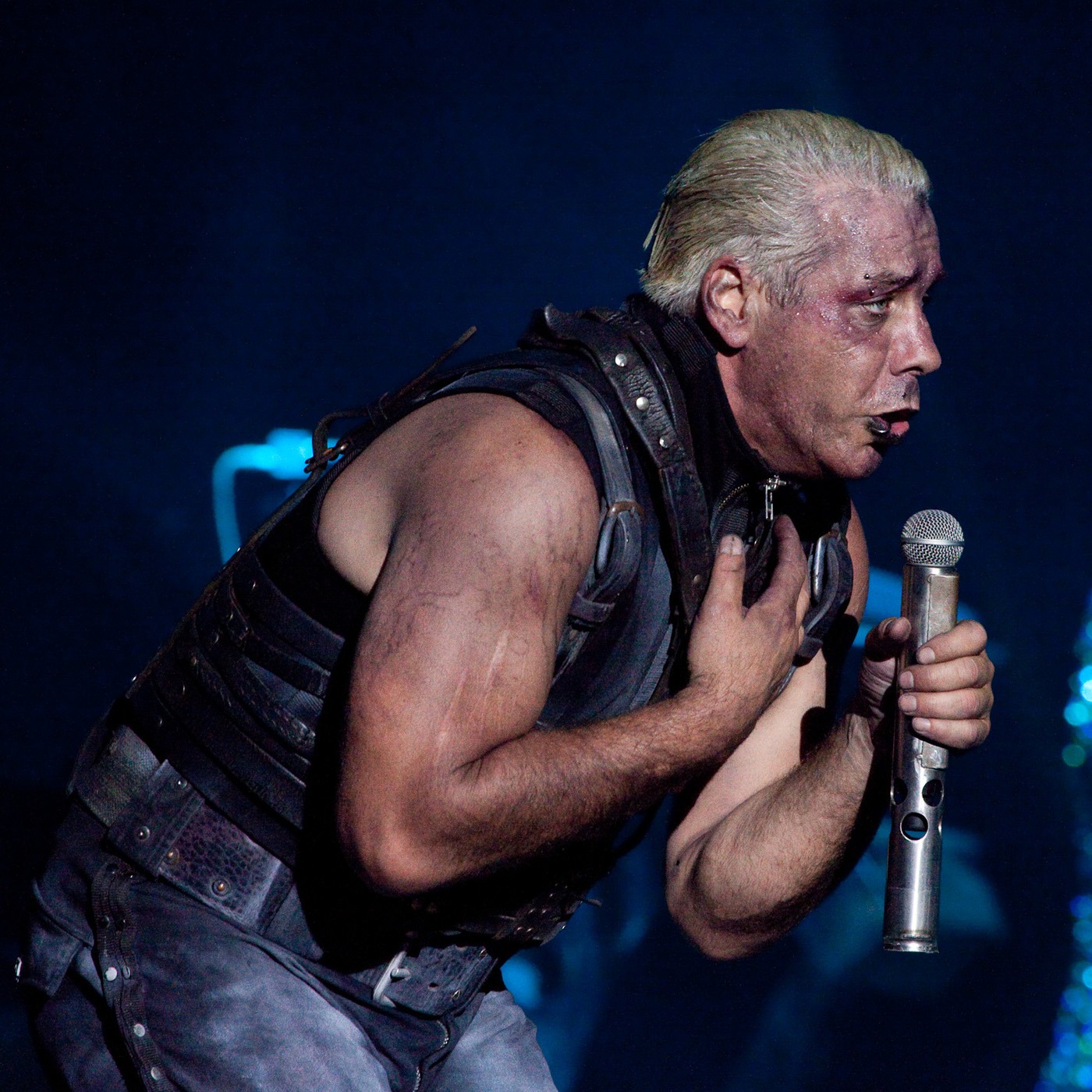 Тилль Линдеманн из Rammstein требует заменить Деда Мороза на Бабу Мороз episode artwork