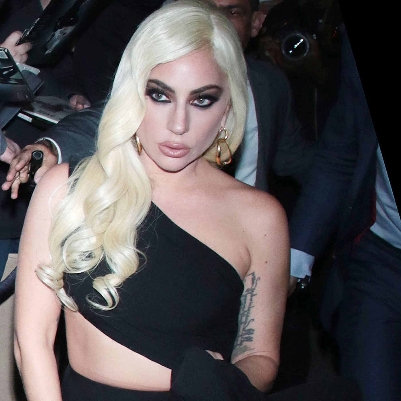 Lady Gaga поставила мировой рекорд: ее хиту «Abracadabra» подпевало 2,5 миллиона человек! episode artwork