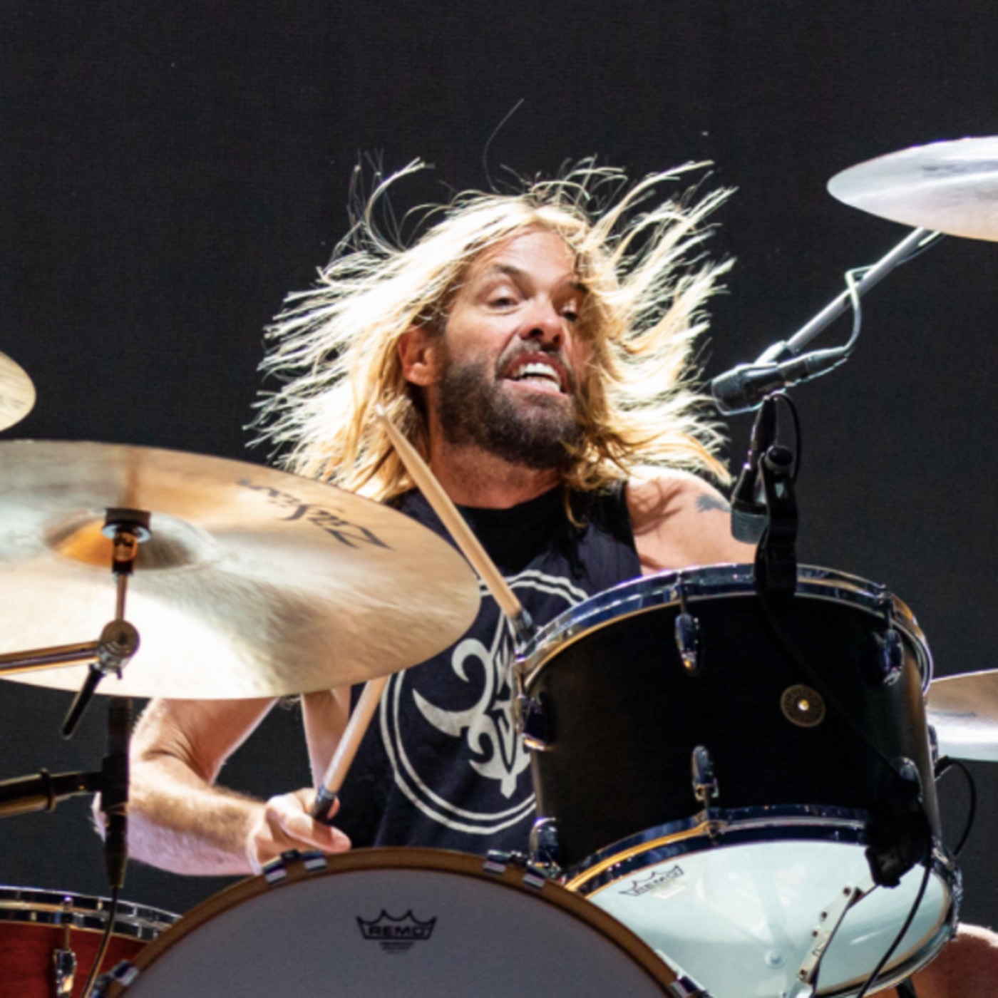 Foo Fighters справились со всеми проблемами и выпустили новую песню к своему 30-летию episode artwork