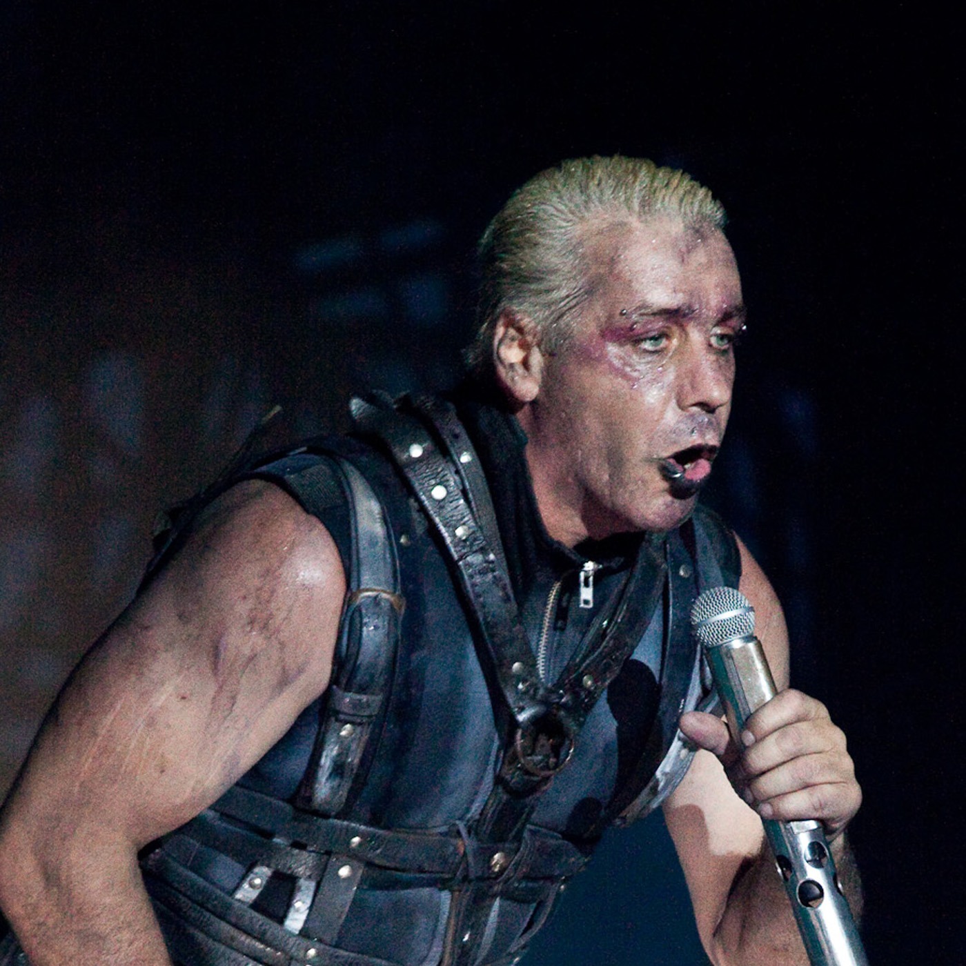 Когда Du Hast встречается с Sonne: Женщины линчуют лидера Rammstein Тилля Линдеманна в его новом клипе «Meine Welt» episode artwork