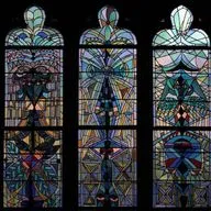 На витражах — не только святые: необычные решения от Герхарда Рихтера, Пьера Сулажа и Жана Кокто