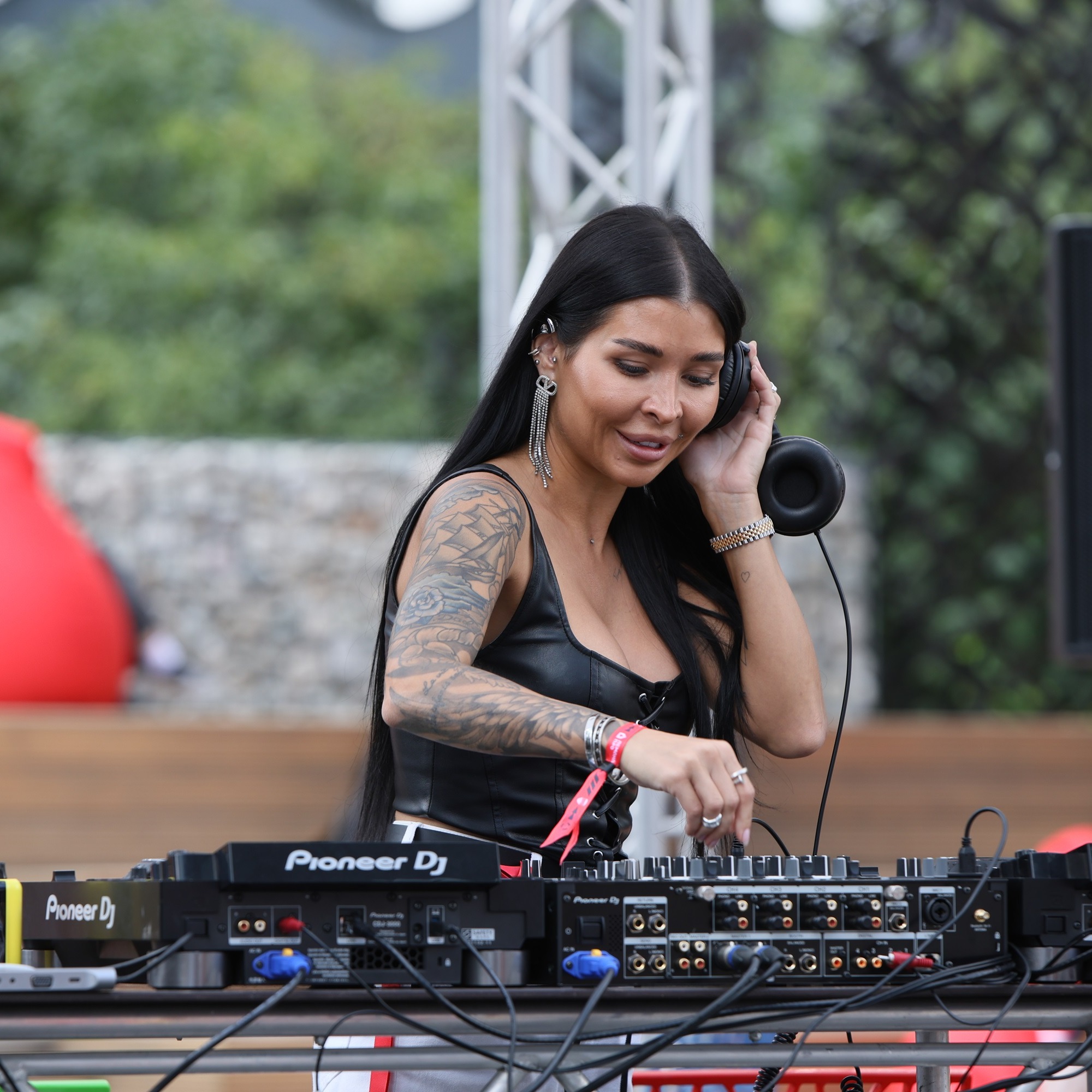 Оля Лазариди, она же Dj Balisha, та самая яркая звездочка со Дня Строителей, в эфире Радио на Стройке episode artwork