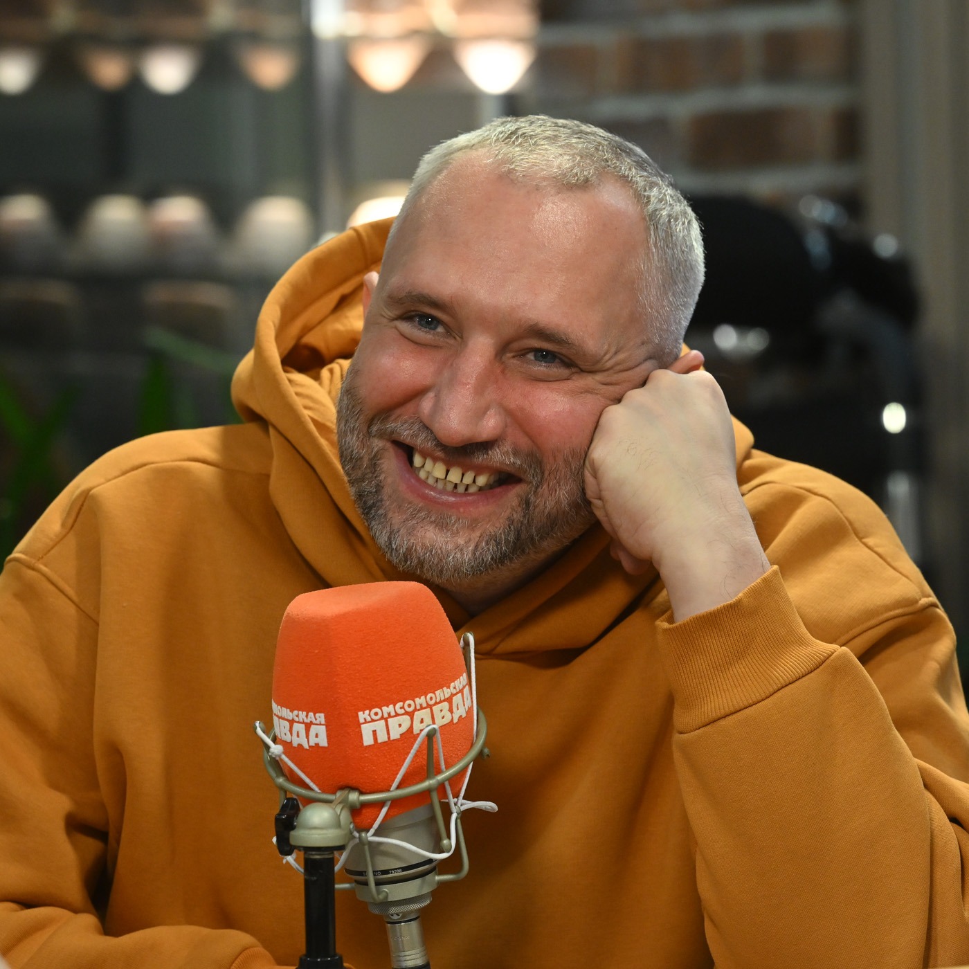 Режиссер Юрий Быков — про героев нашего времени, воспитание парней и кризис среднего возраста episode artwork