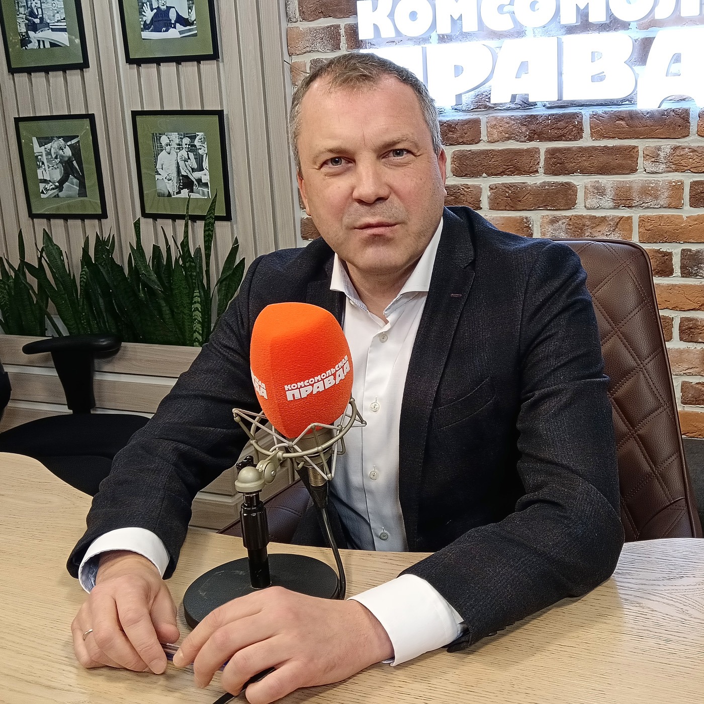 Депутат Госдумы Евгений Попов - про споры с новыми министрами, будущее СВО и любовь к жене и рыбалке episode artwork