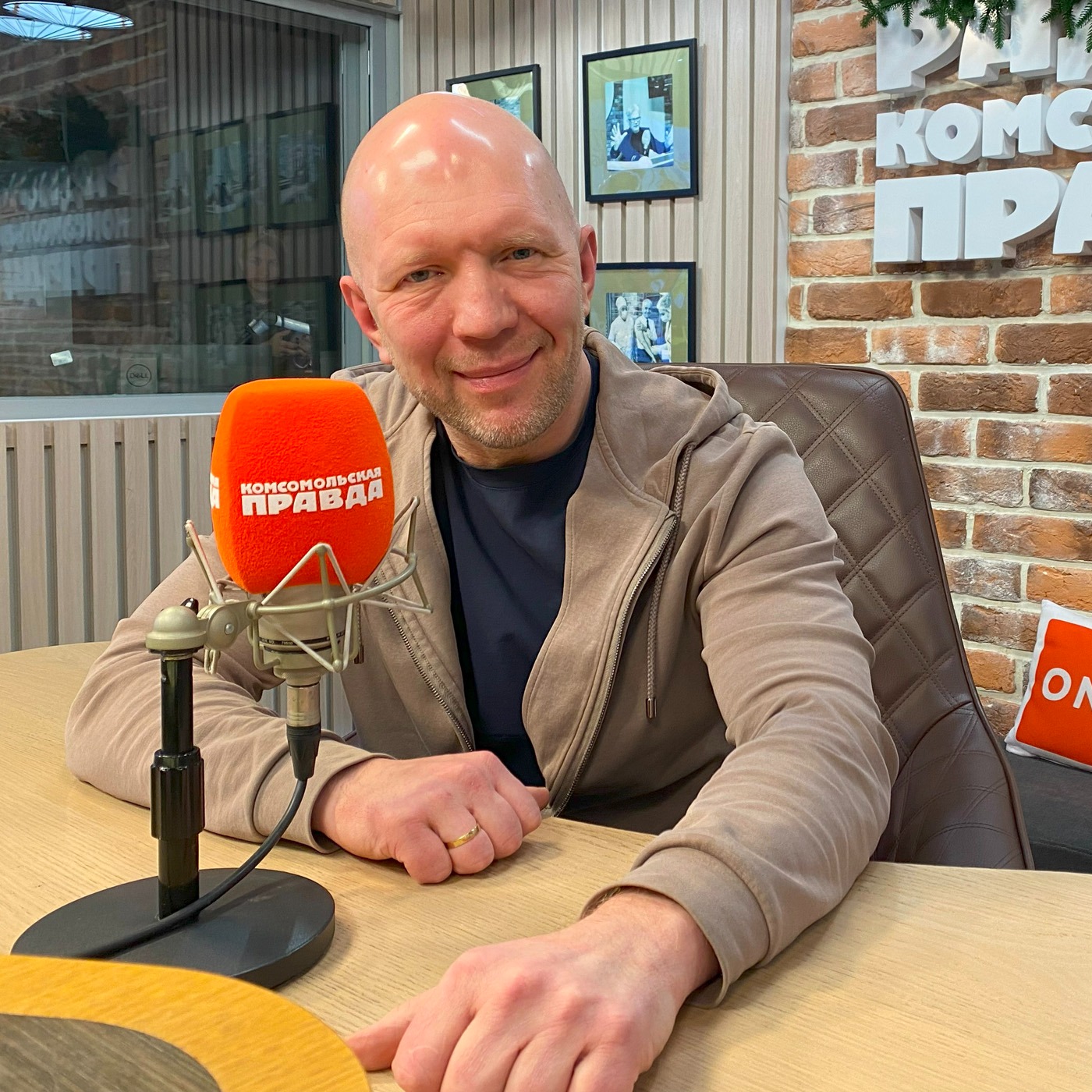 Анатолий Кузичев: Начинать надо не с мигрантов, а с тех, кто в России с них кормится episode artwork