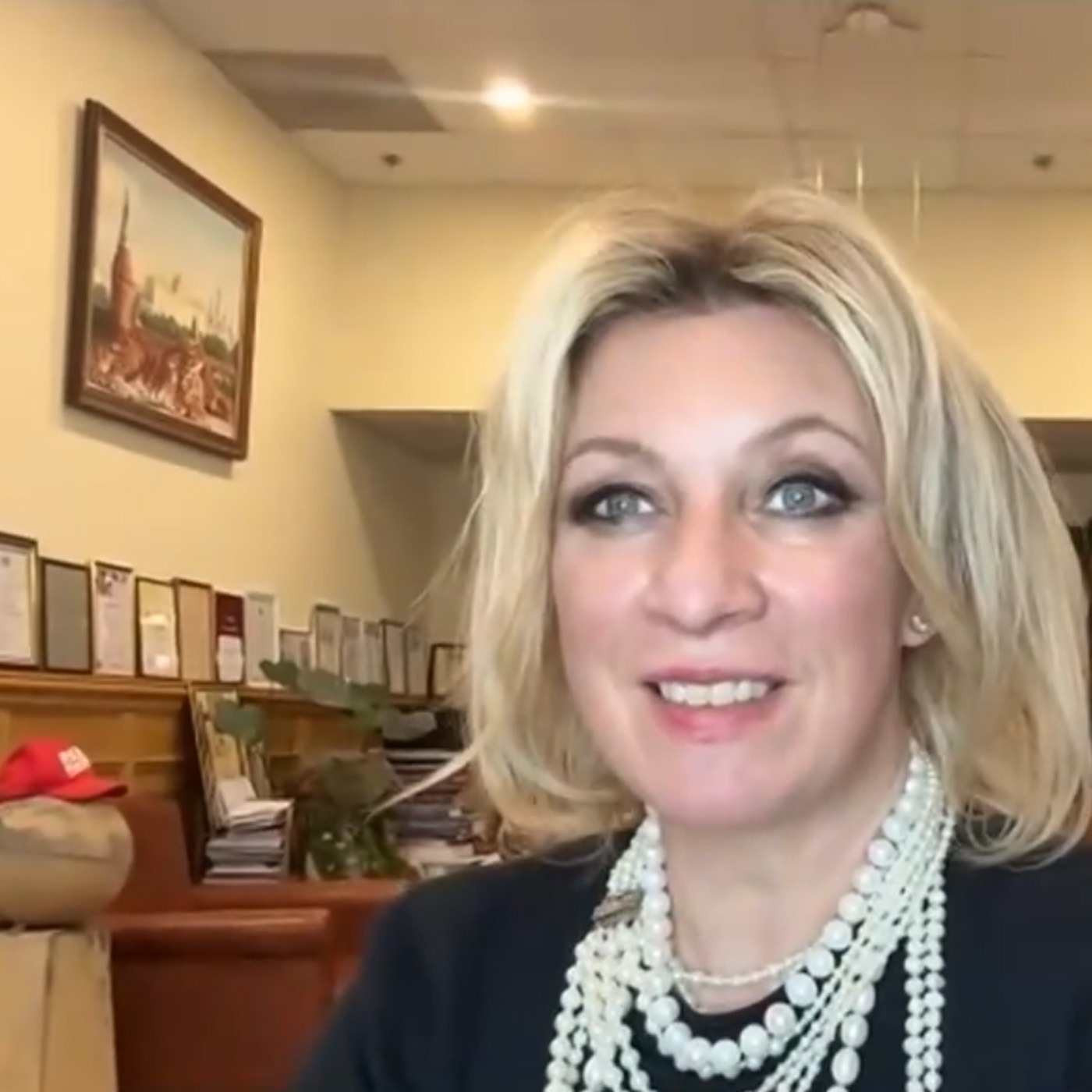 Кепка «Red machine» и кусок мидовского шпиля: Мария Захарова показала свой кабинет в эфире Радио «Комсомольская правда»